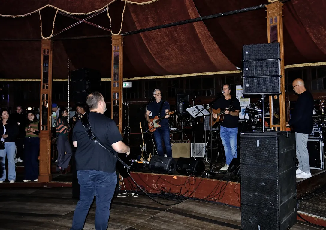 mensen aan het optreden op de jaarmarkt van Sint-Genesius-Rode